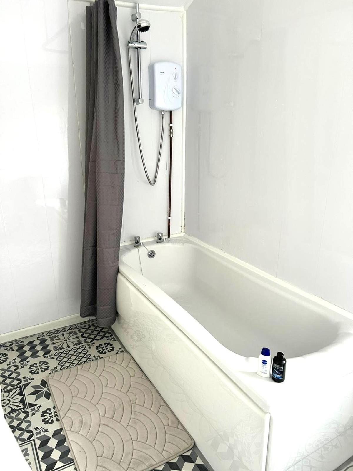 Mideyah Stays - 3 Bed Comfy House Cardiff Luaran gambar